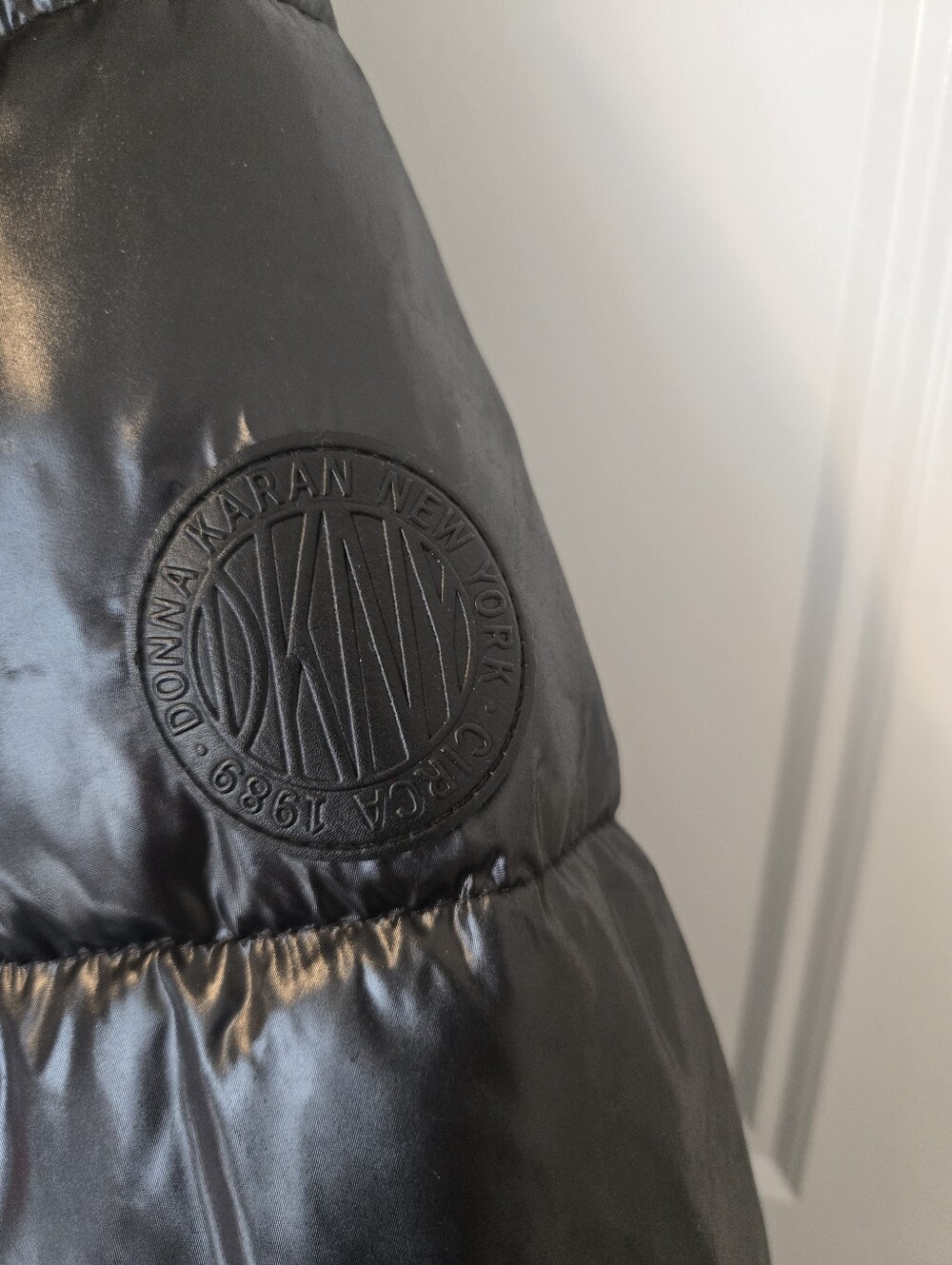 NWT!! DKNY Glossy Black Quilted Puffer with Fur-Trim Hood. Size L - Picture 3 of 6